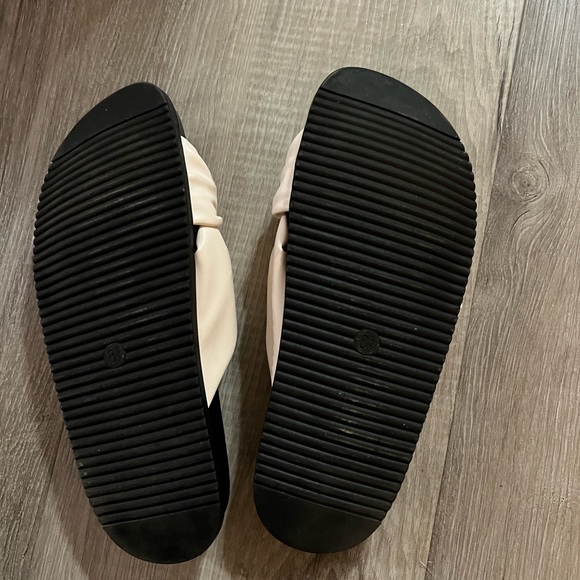 Sandals. - Picture 2 of 2